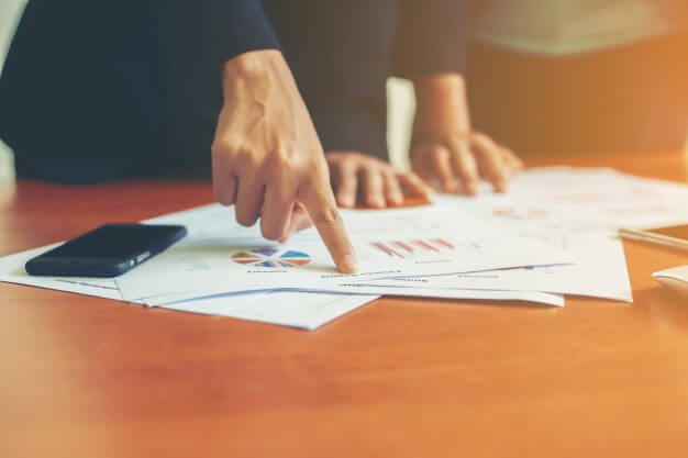 balancete de verificação pessoa conferindo relatórios