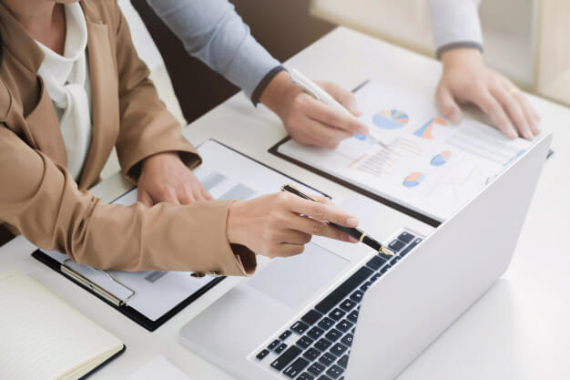 balancete de verificação pessoa mostrando notebook