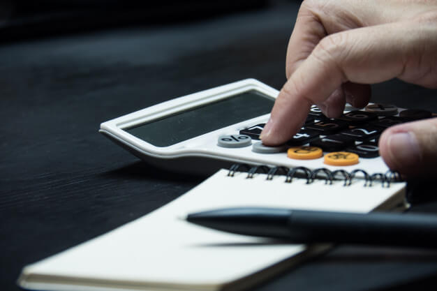 cálculo de férias proporcionais mulher segurando papéis