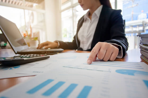 demonstrações contabeis mulher com noteebok