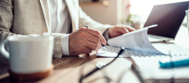 homem com estatuto social