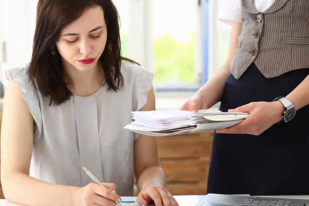 como abrir um mei homem entregando documentos para mulher
