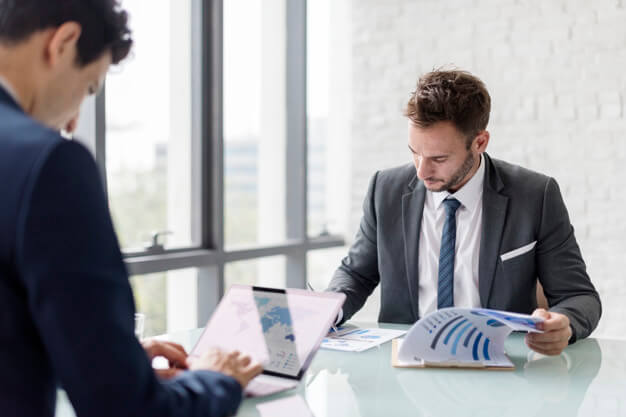 empresários analisando quanto custa para abrir uma empresa