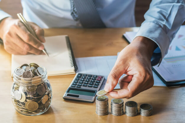 pessoa contando moedas contribuição sindical