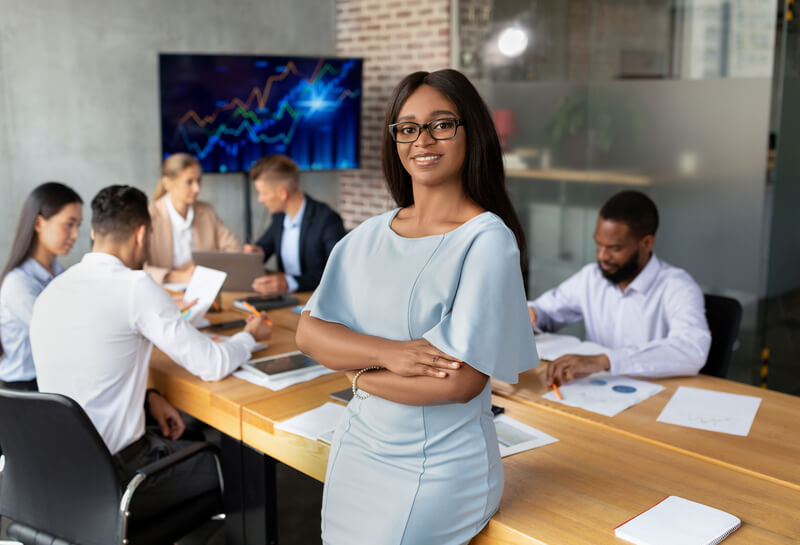 lideranca mulher sentada equipe