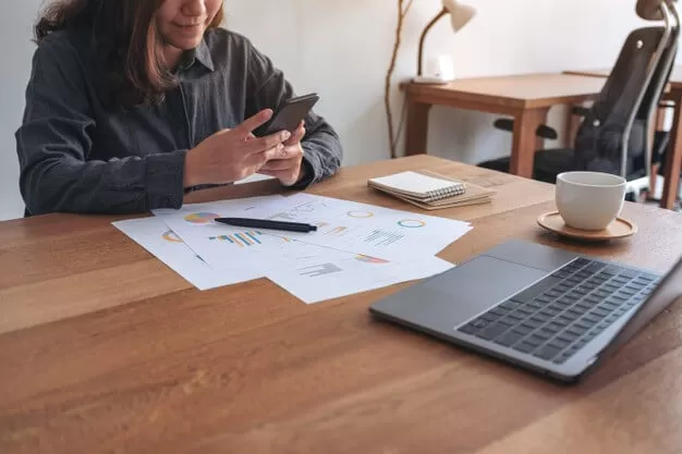 mulher olhando pro celular ferias fracionadas