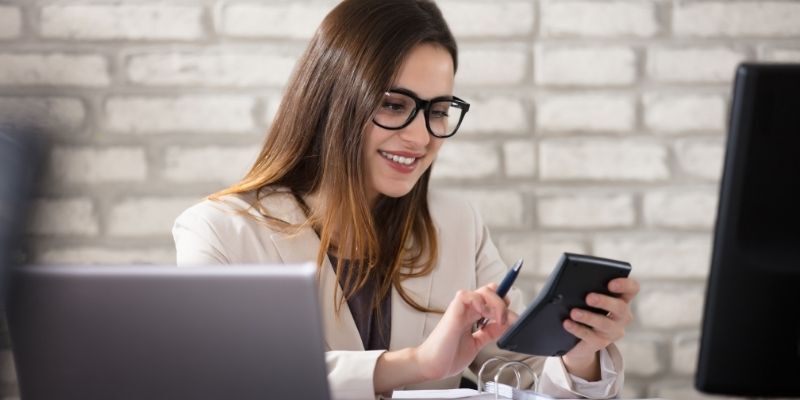 outsourcing contabil mulher sorrindo