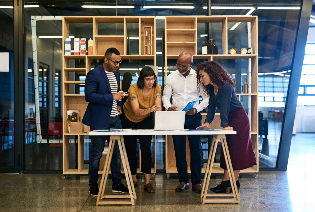 colaboradores no computador conversando sobre gerenciamento de crise
