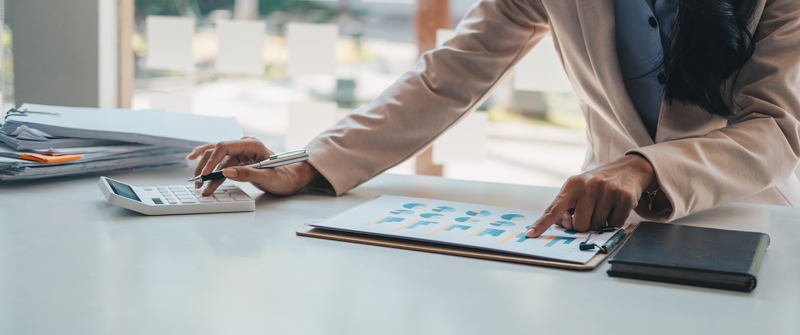 contabilidade de hotel mulher fazendo análise