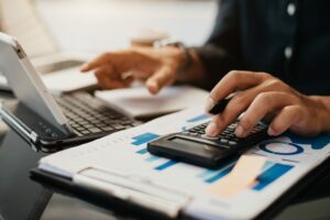 contabilidade de hotel homem com calculadora