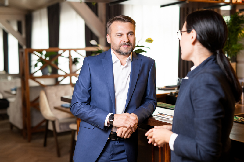 contabilidade de hotel contador conversando com equipe