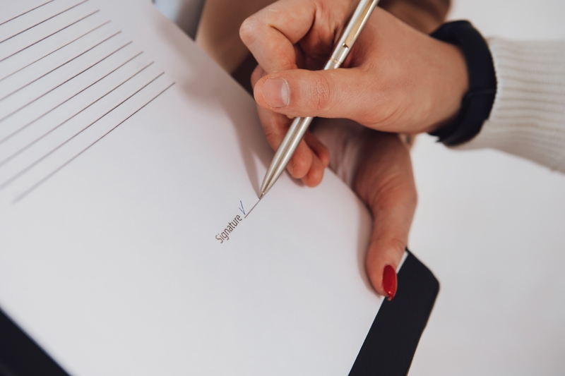 pessoa assinando nota promissória