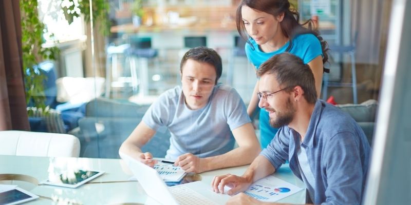 sociedade-anonima-empresarios-conversando