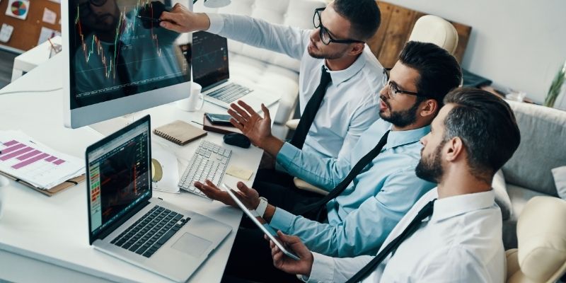 sociedade-anonima-homens-computador