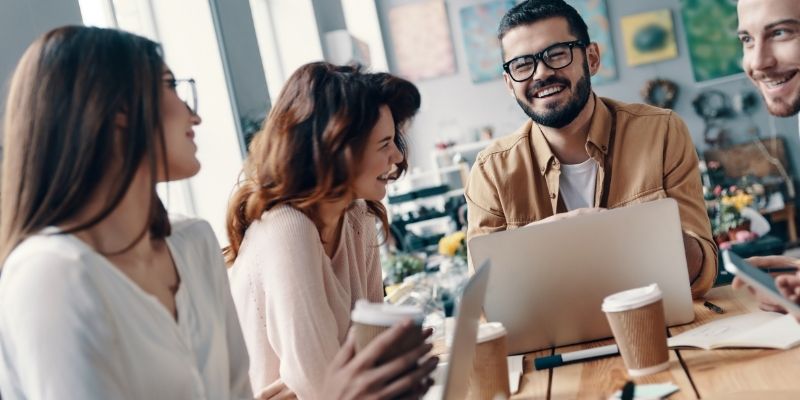 sociedade-anonima-colaboradores-felizes