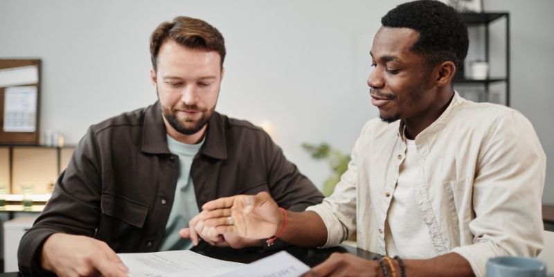 sociedade-anonima-homens-conversando