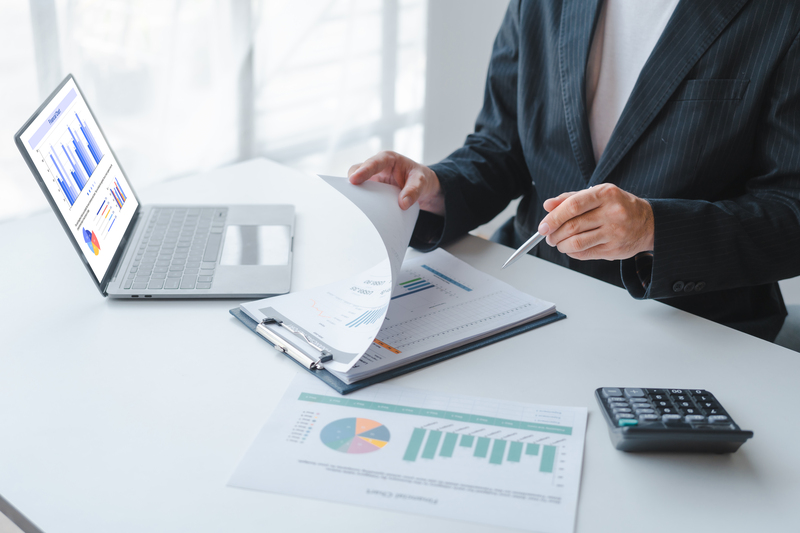 sonegação fiscal homem avaliando papéis