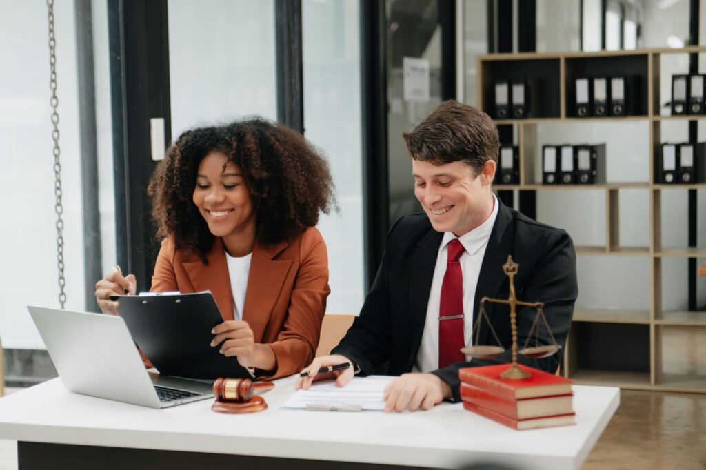 contabilidade para advogados colegas sorrindo