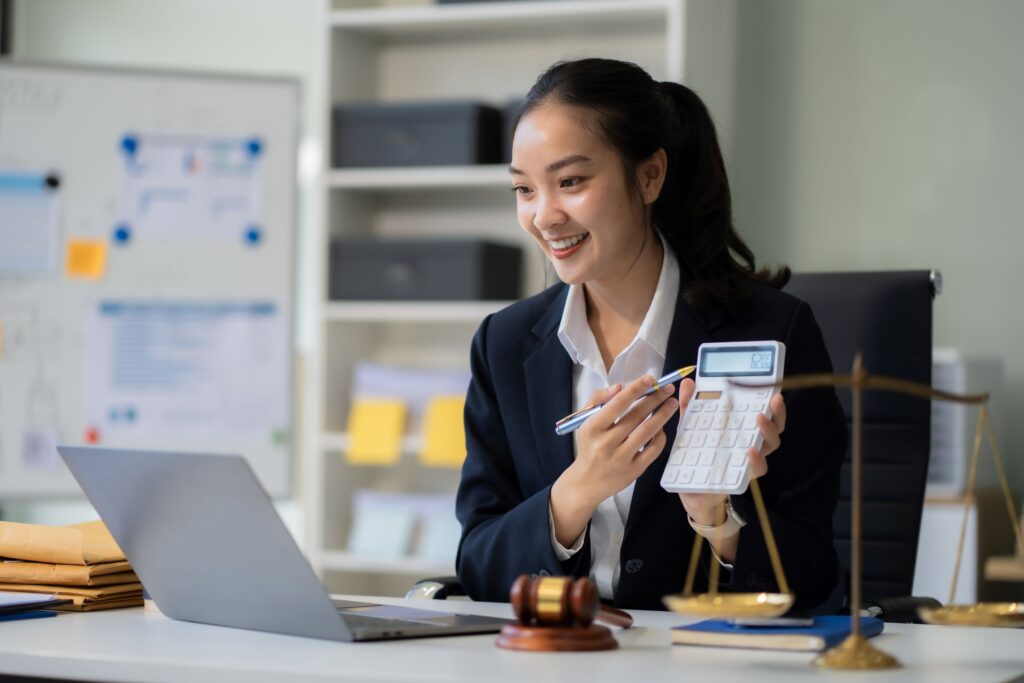 contabilidade para advogados menina segurando calculadora