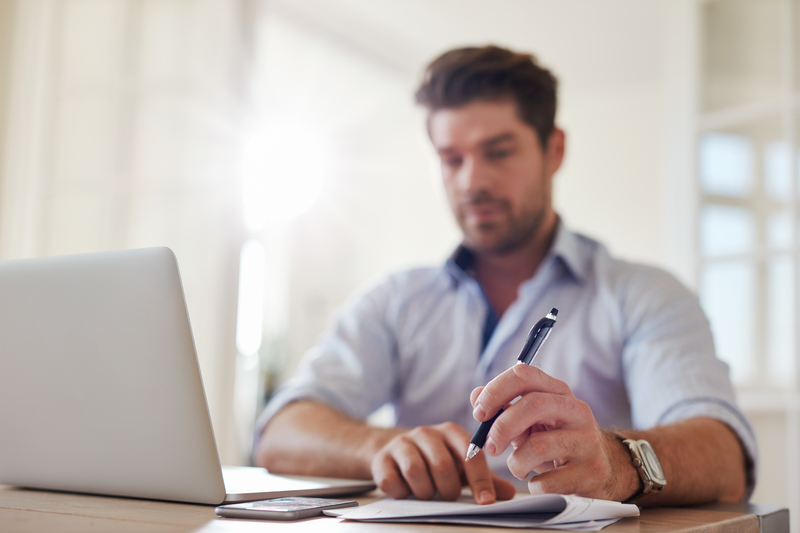 sociedade limitada unipessoal homem no computador