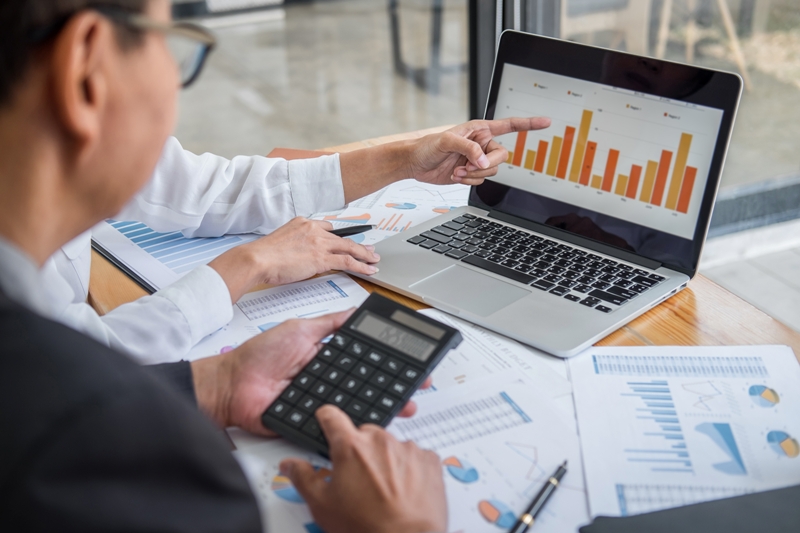 análise no computador de indicadores financeiros