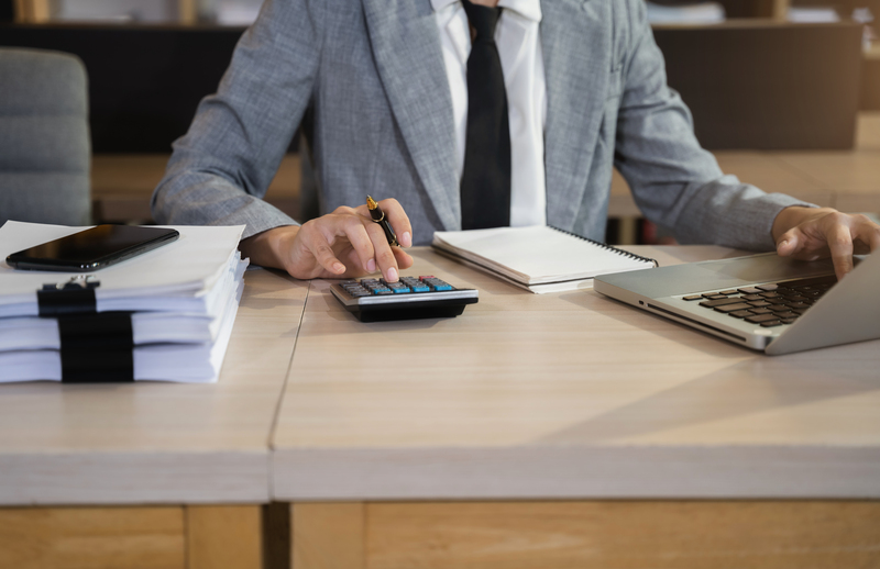 malha fina homem fazendo cálculo