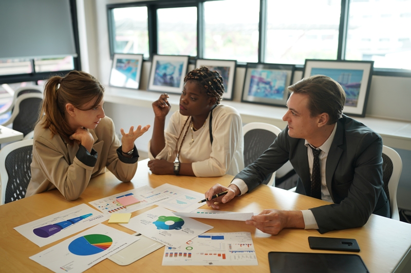 executivos conversando sobre giro de ativos
