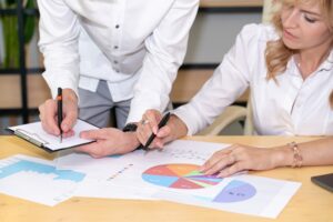 pessoas analisando gráficos de giros de ativos