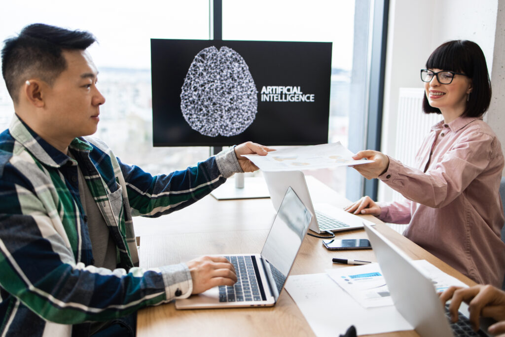 ia no mercado de trabalho colaboradores conversando