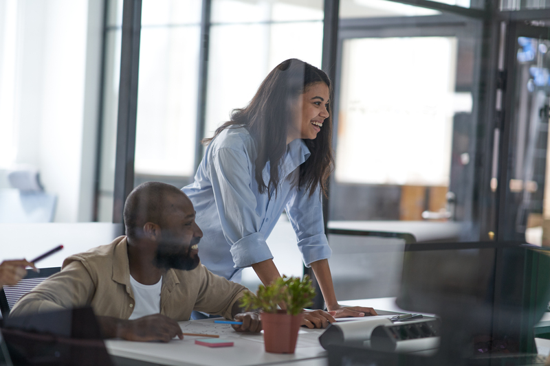 MEI mulher conversando com colega
