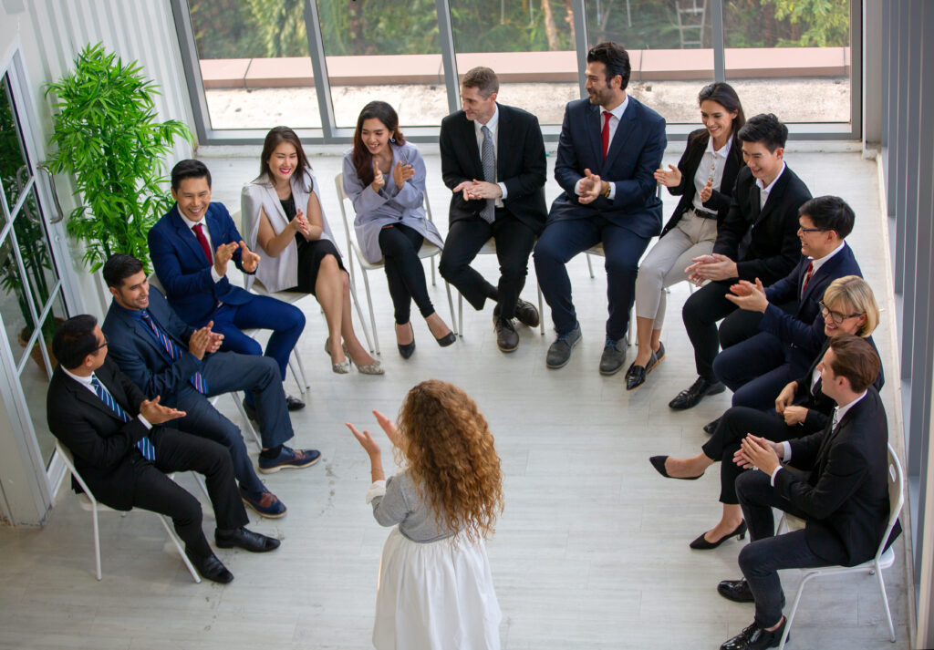 pessoas conversando sobre atração de talentos